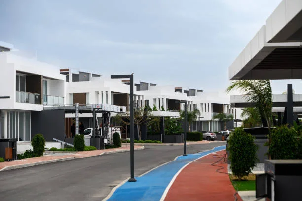 Modern villa projects off Sarjapur Road compared for location, quality, and lifestyle benefits.